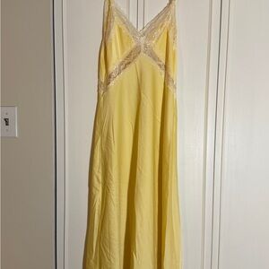 Chic Yellow Lace Chemise
